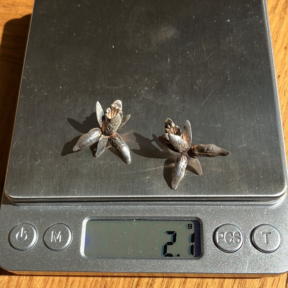 Beautiful Vintage Petite Sterling Orchid Earrings - Picture 7 of 15